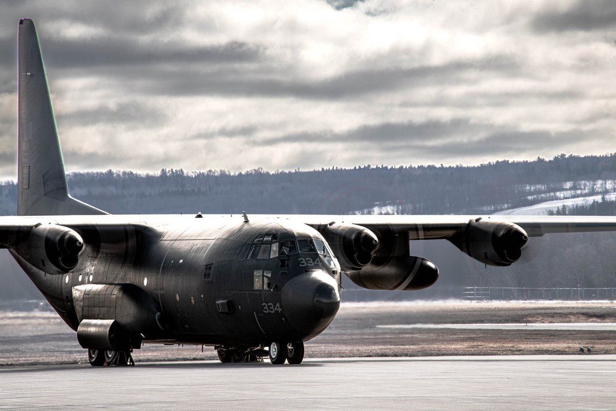 RCAFOperations's tweet photo. .@RCAF_ARC Aircraft Maintenance Technicians keep our planes in top shape! Here technicians from 413 Transport and Rescue Sqn conduct routine maintenance on a CC-130H Hercules at 14 Wing Greenwood, Nova Scotia. #TechTuesday πΈCpl Jessica Fox https://t.co/KnUmUgIADr