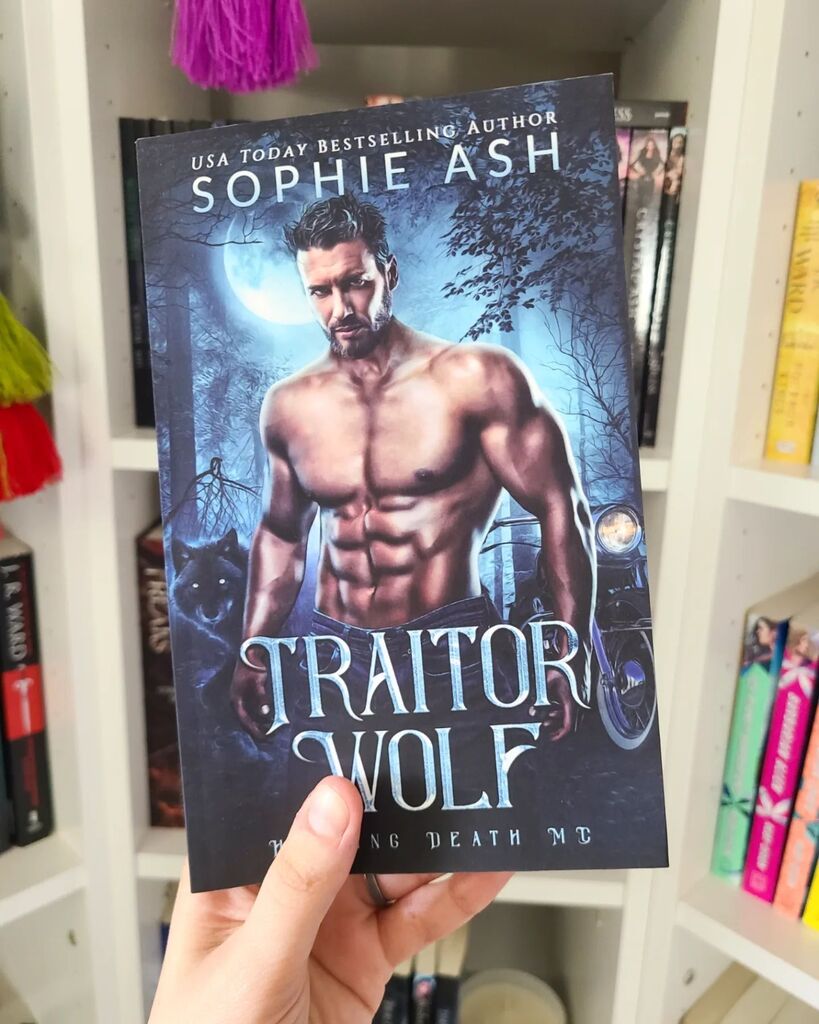 This glowering werewolf wants to go home with you. 😏 Signed paperbacks of Traitor Wolf are available now in the shop! 🩵

Grab yours here: ift.tt/GkZBWUf

#signedpaperback #shifterromance #paranormalromance #wolfshifter #kindleunlimitedromance instagr.am/p/Cq5_FBEPWsr/