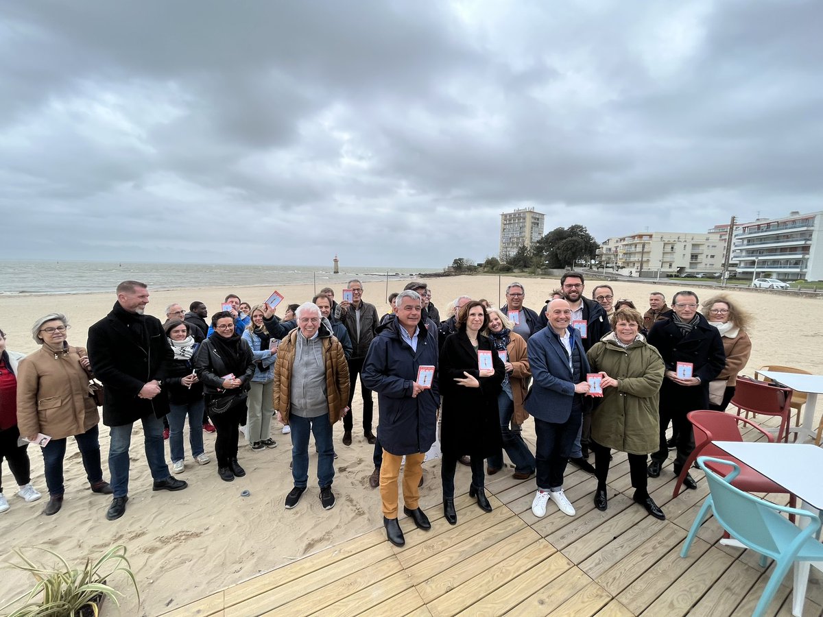 PierreSabouraud's tweet photo. Demain 12.IV dans les librairies, la destination Saint-Nazaire &amp; la Brière #SaintNazaireRenversante fera partie des 20 villes de la collection #UngrandWeekEndA des ed. #Hachette 
Ce soir avait lieu le lancement en écho à la couverture du guide plage de Villès Martin #LePapillon https://t.co/IwExX44lO1