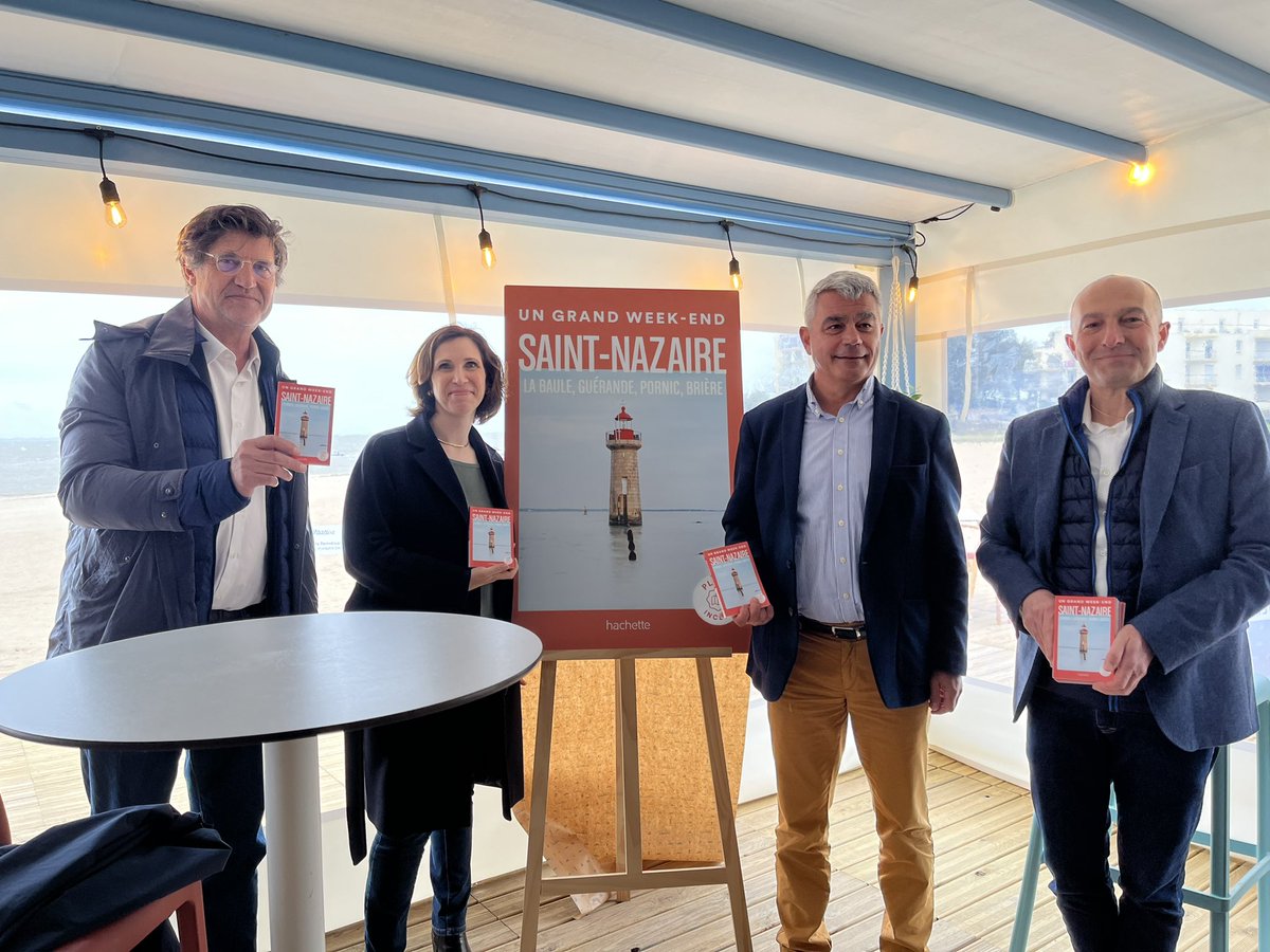 PierreSabouraud's tweet photo. Demain 12.IV dans les librairies, la destination Saint-Nazaire &amp; la Brière #SaintNazaireRenversante fera partie des 20 villes de la collection #UngrandWeekEndA des ed. #Hachette 
Ce soir avait lieu le lancement en écho à la couverture du guide plage de Villès Martin #LePapillon https://t.co/IwExX44lO1