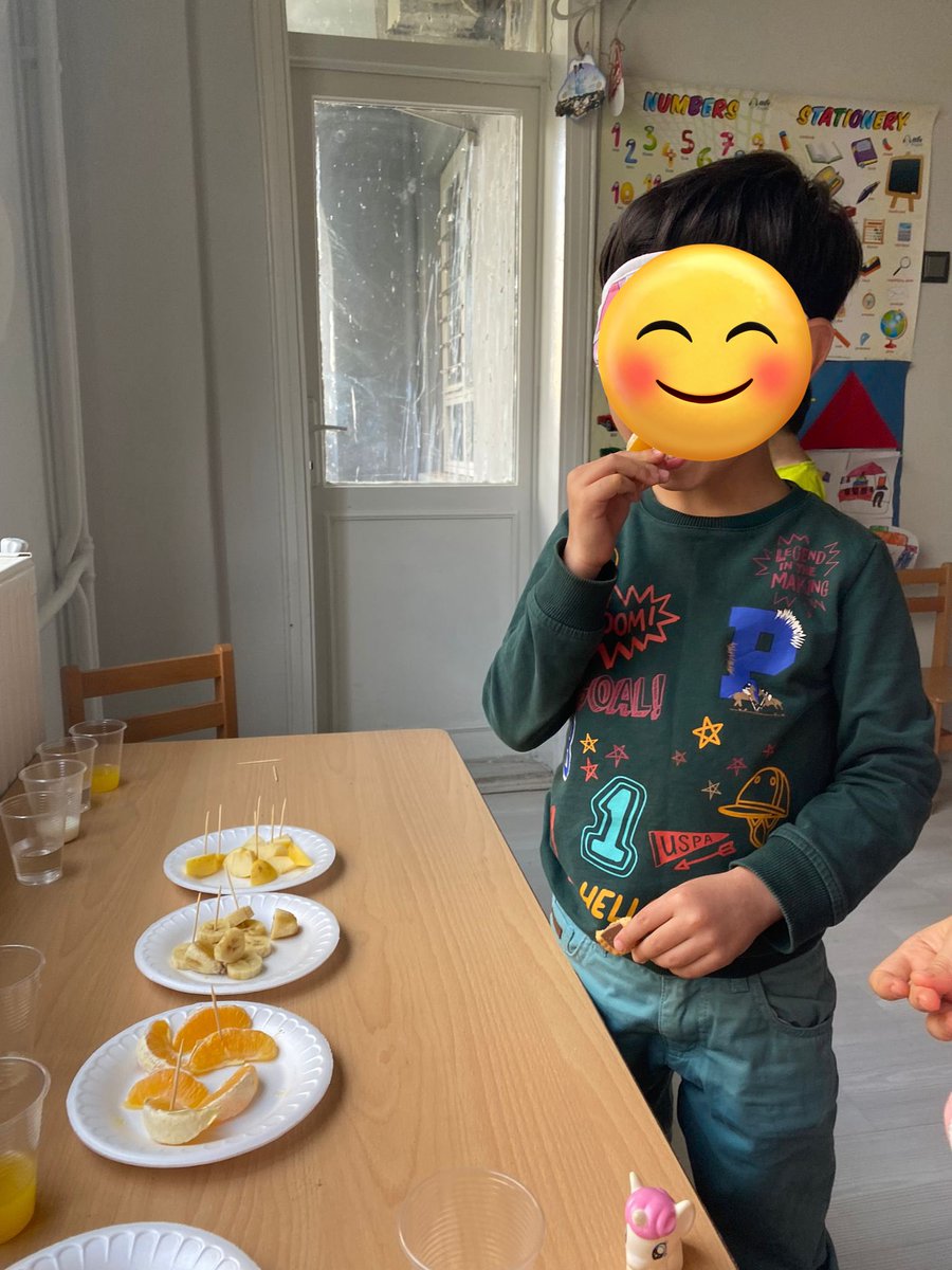 suzmerr's tweet photo. Food and drinks temasında tadarak ve koklayarak yiyeceklerin isimlerini tahmin etmeye çalıştık. Like and dislike da sevdiğimiz/sevmediğimiz yiyecek ve içecekler hakkında duygularımızı belirttik. @HarusemHarran @hrumedya @UrfaValiligi @sanliurfammem63 @HaliliyeMem @SanliurfaBilsem https://t.co/W6BoxWerla