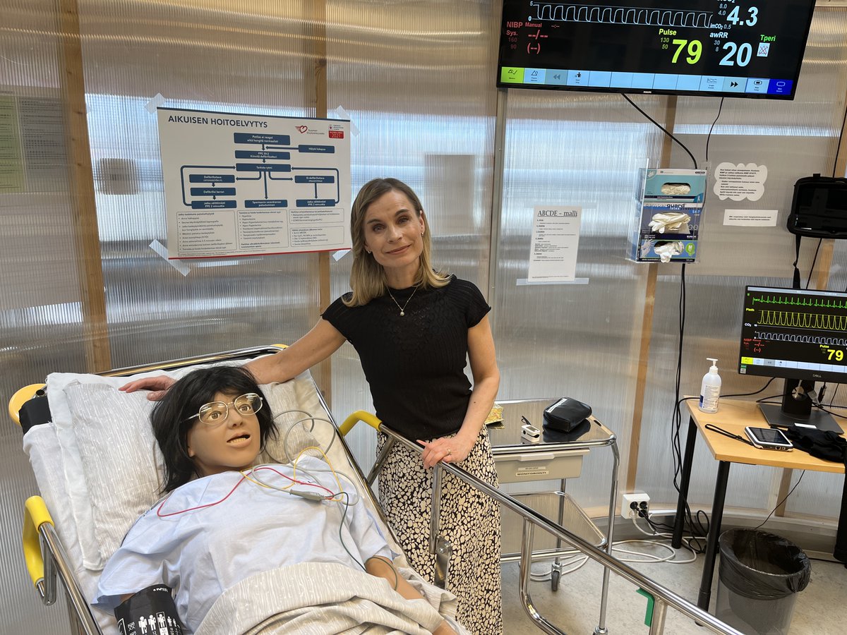 MilaKajas's tweet photo. Ajattelen, että viestintäpäällikön on tärkeä tietää kaikesta edes vähän ja lähdin tutustumaan Laurean Hyvinkään kampuksen simulaatiosairaalaan. Mittailin muina hoitajina Anne-nuken sydänkäyriä ja verenpainetta. 
Anne tehnyt huikean kehitysloikan omista lukioajoistani. @laureauas https://t.co/DOyrxSmY4s