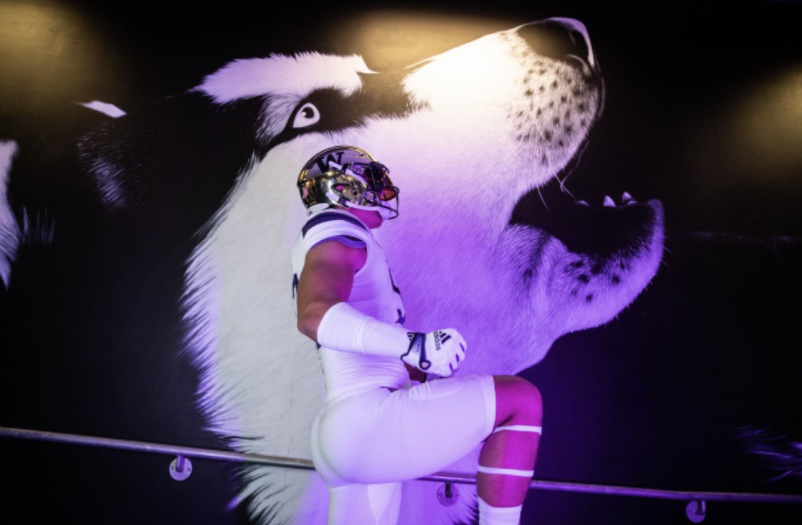 carter_lavrusky's tweet photo. Had a great weekend at Washington. Thank you for the hospitality! @UW_Football @ChrisKeirouz @scotthuffUW @litten_andy @WClay99 @HorizonFootball @RonTBAOL @PVUSDATHLETICS #bowdown https://t.co/Bqp5sKomUO