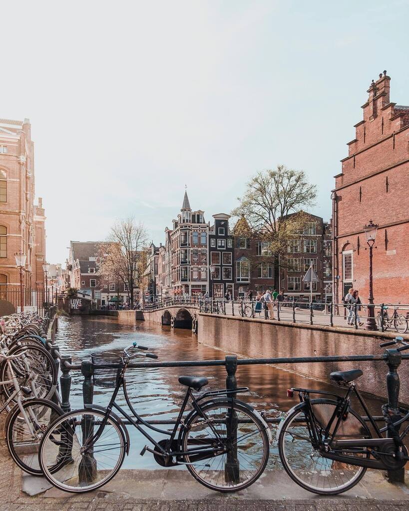 AdamSheath's tweet photo. All the B’s - bikes, boats and buildings Good evening friends 👋🏻 🚲 🚤 🏬

#damlife #bicibici #bikelover #amsterdamlife #boatsofinstagram #archigram https://t.co/I21dz3IeHR https://t.co/TzTjO1aeWZ