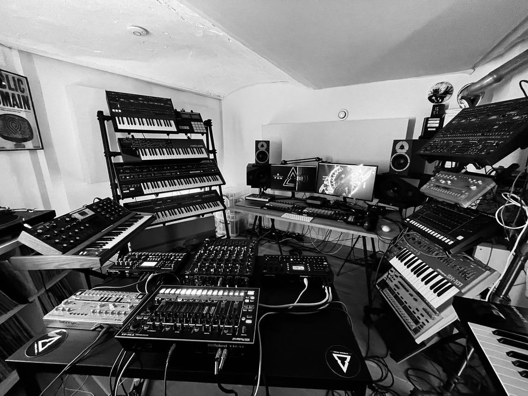 Welcome inside the studio where <a href="/HybrasilMusic/">Hybrasil</a>  made his latest EP “Luchtaine” — out now on Brave.