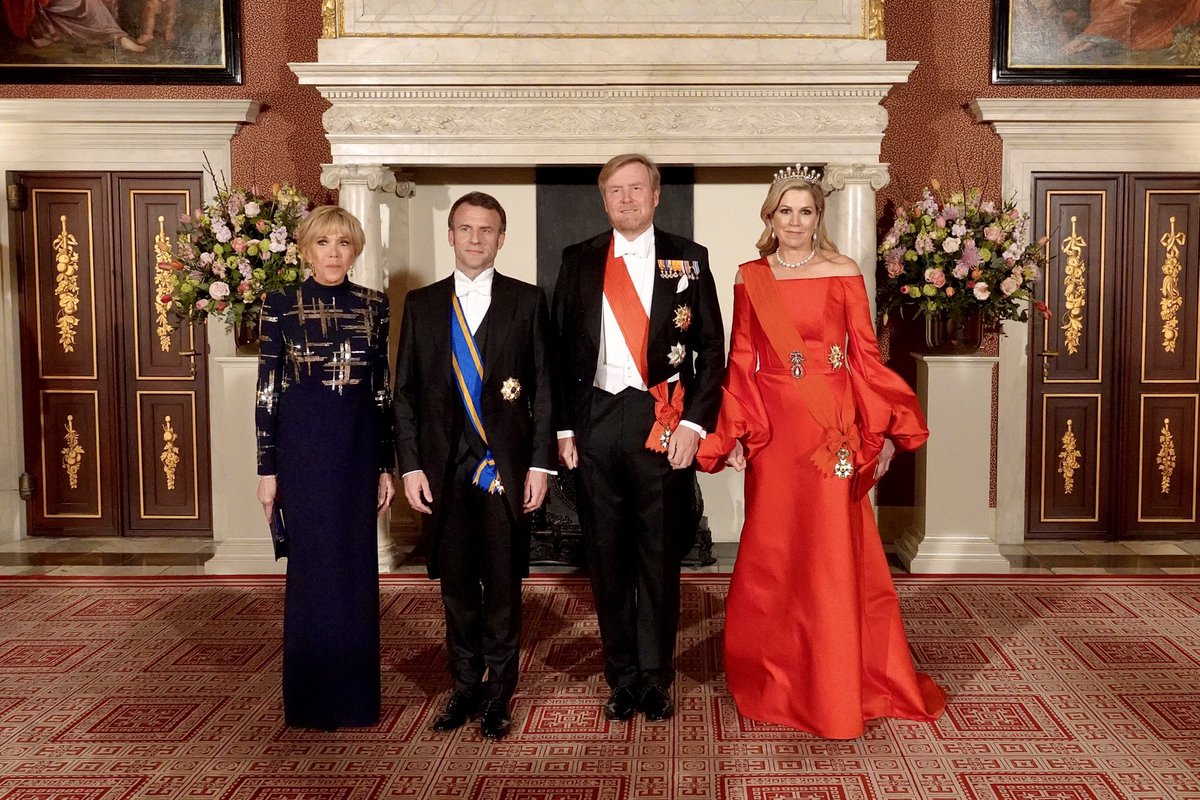 koninklijkhuis's tweet photo. Het staatsbanket in het Koninklijk Paleis Amsterdam vormt de afsluiting van de eerste dag van het staatsbezoek van de Franse president Macron aan Nederland. Beide staatshoofden houden een toespraak. #FRNL https://t.co/QFqdSXnc8M https://t.co/ob7nTEU0cT