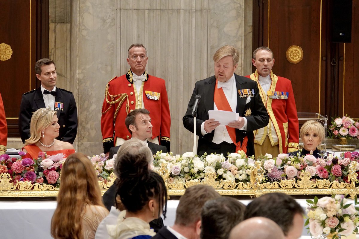 koninklijkhuis's tweet photo. Het staatsbanket in het Koninklijk Paleis Amsterdam vormt de afsluiting van de eerste dag van het staatsbezoek van de Franse president Macron aan Nederland. Beide staatshoofden houden een toespraak. #FRNL https://t.co/QFqdSXnc8M https://t.co/ob7nTEU0cT
