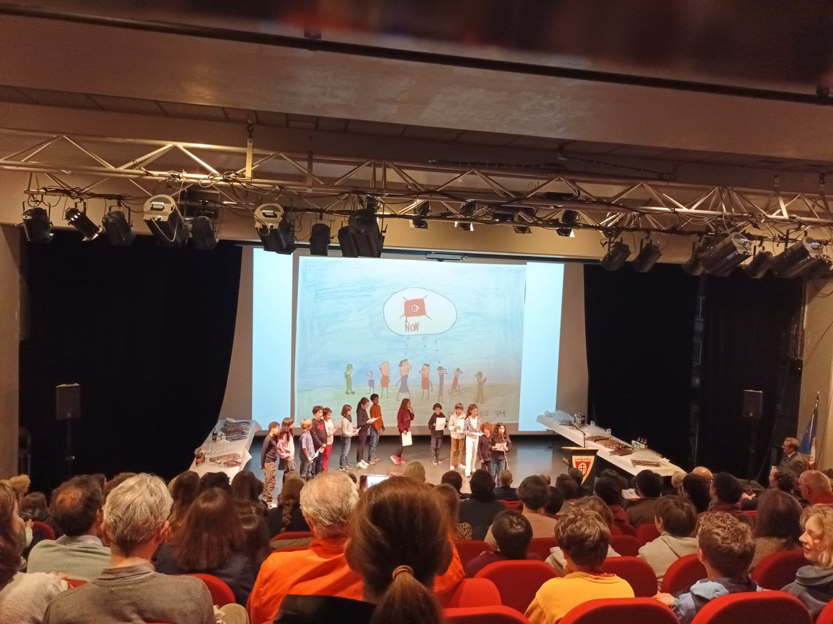 PdPanafieu's tweet photo. ecolealsacienne: RT @OD_DAMHEC: Émouvante et pédagogique remise du drapeau Libération nord, par le @SF_Siege, aux élèves de l'école alsacienne, dont le grand #résistant Christian Pineau était un élève  : "Celui qui combat peut perdre, mais celui qui ne c… https://t.co/w0NQkTUn9u