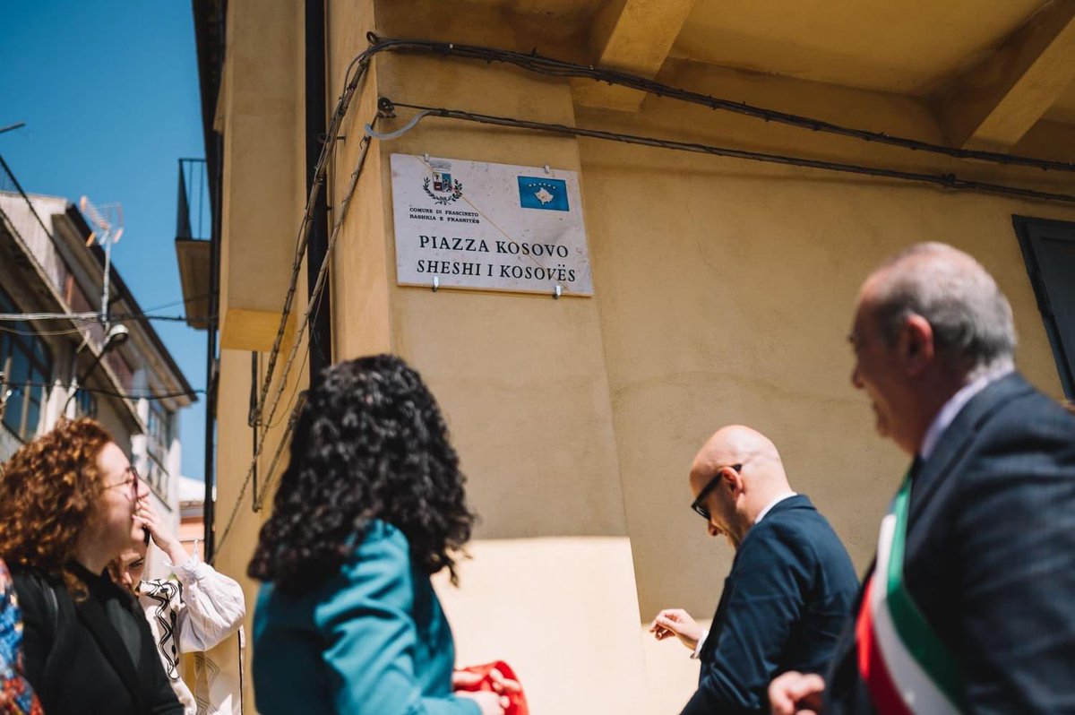 VjosaOsmaniPRKS's tweet photo. Truly inspiring to be surrounded by the vibrant Arbëresh community in Frasnita &amp; across Italy for the unveiling of the Kosova Square.

This square highlights the unbreakable connection between the Arbëreshë and Kosova &amp; our enduring desire to continue fostering our strong ties. https://t.co/h6MrcKG5RK