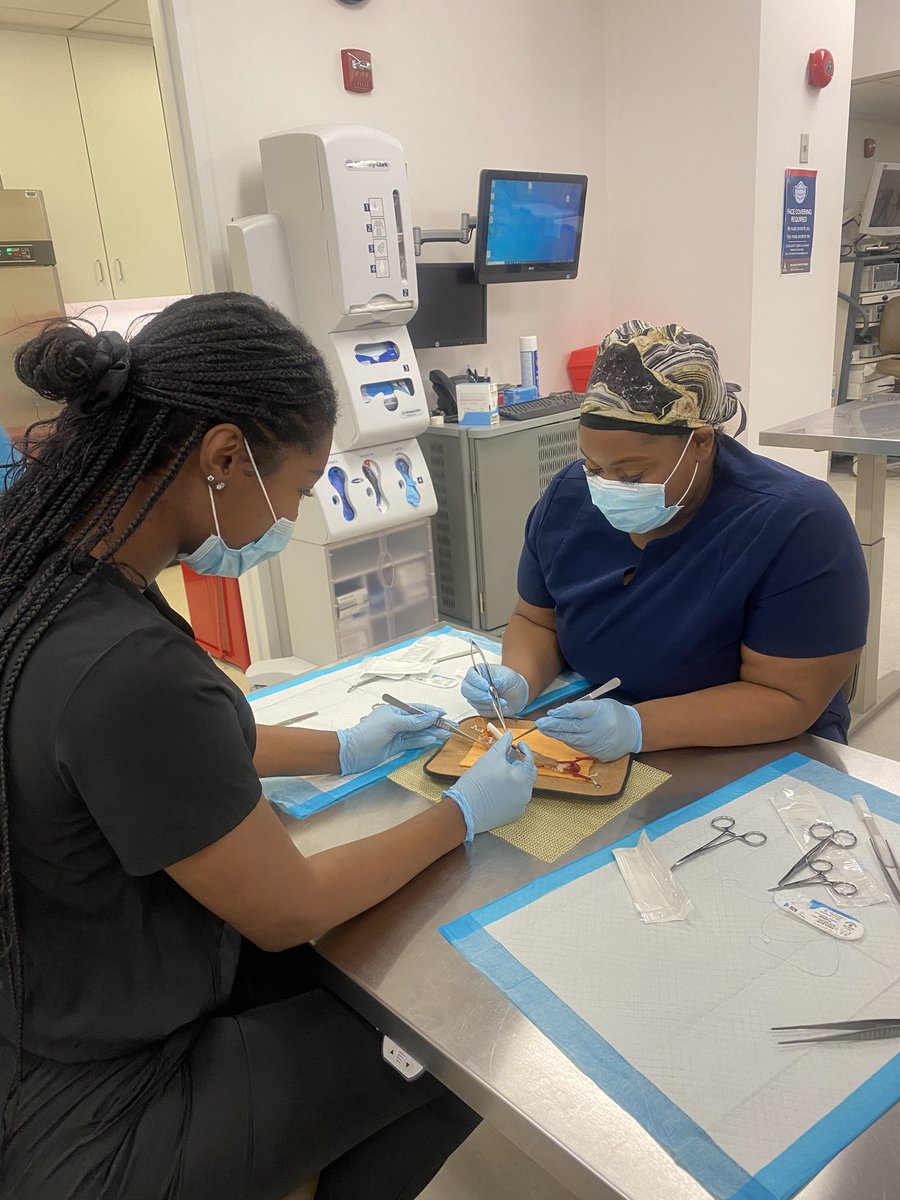 Intern bootcamp <a href="/HUCM2023/">Howard University College of Medicine 2023</a> is in full swing. Working on vascular anastomoses with <a href="/toANmdandbeyond/">Ashley Newman</a>. Your future ortho x plastics duo #MedTwitter