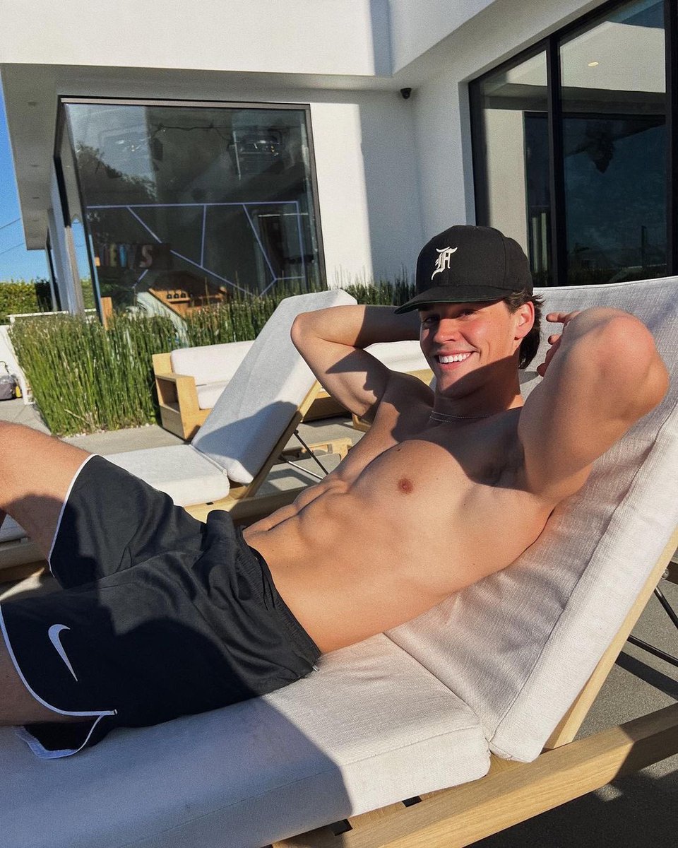 koswild's tweet photo. noah beck u are in trouble ☀️ https://t.co/1bgEDTZVks