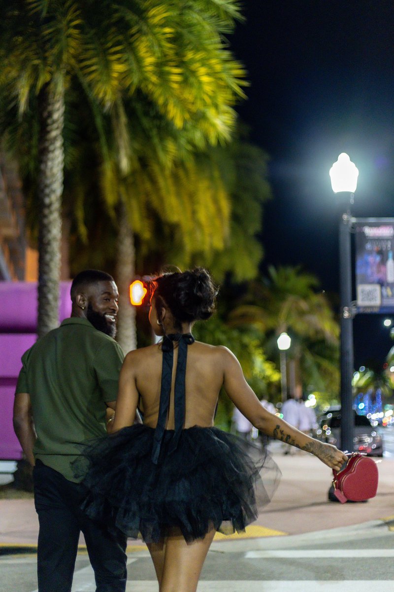 TheHoginator's tweet image. Shoutout to @hinge 🌚 literally screenshotted our first convo immediately to send to my friends because his response had me sprung early lol 

Anyway now we’re engaged.