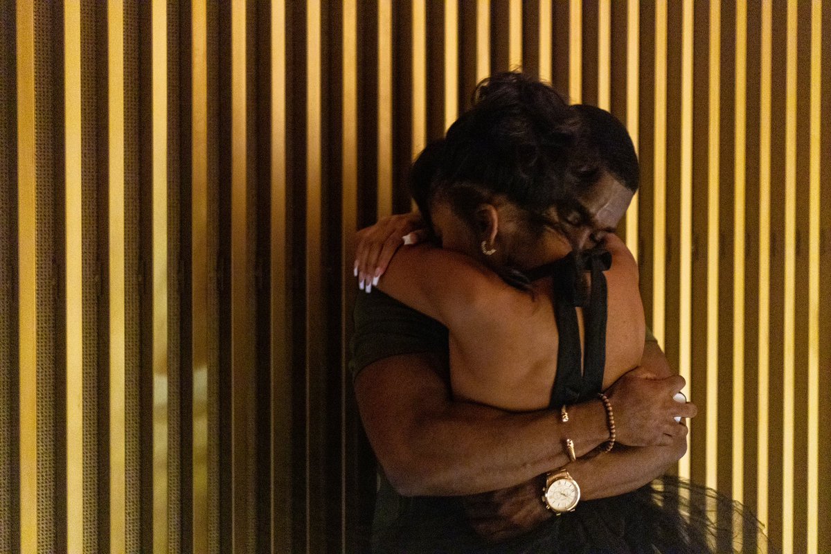 TheHoginator's tweet image. Shoutout to @hinge 🌚 literally screenshotted our first convo immediately to send to my friends because his response had me sprung early lol 

Anyway now we’re engaged.