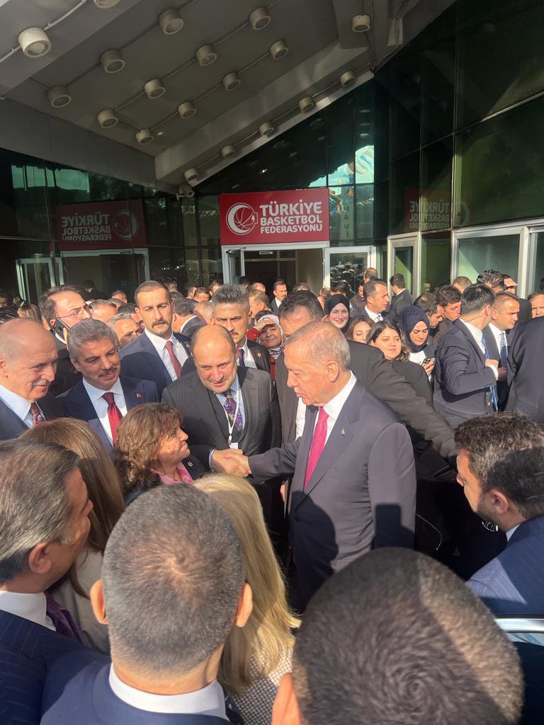 karacaberat63's tweet photo. Akparti MKYK üyesi Akparti Genel başkan danışmanı Şanlıurfa Milletvekilimiz Sn.Kasım Gülpınar, AK Parti aday tanıtım toplantısında Cumhurbaşkanımız, Genel Başkanımız Sn. Recep Tayyip Erdoğan ile bir araya geldi.Rabim yüzlerini herdaim güldürsün.
@RTErdogan https://t.co/Og602XHcT9