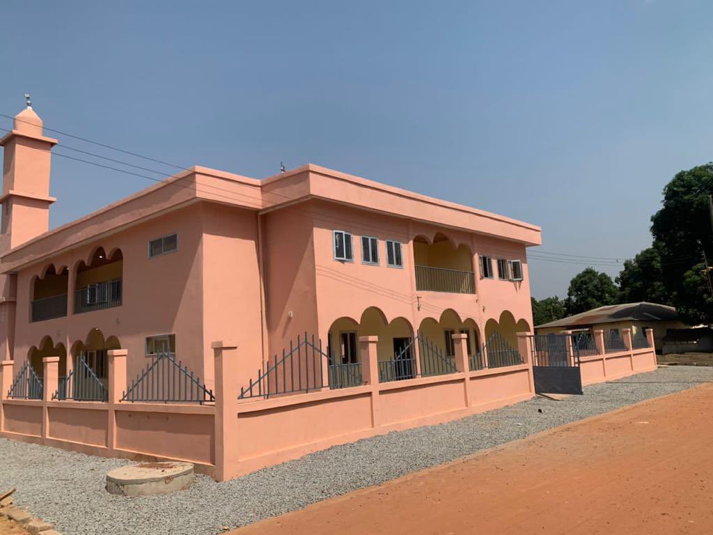 SouareOfficiel's tweet photo. Je remercie Dieu qui m’a donné la chance de construire cette maison pour les fidèles musulmans de mon quartier de naissance ‘‘Wondima’’. Par la grâce d’Allah Subhanahu Wa Ta’ala (SWT), elle sera officiellement inaugurée à l’occasion de la nuit du Laylat al-Qadr. https://t.co/ARgSL9Qgpf