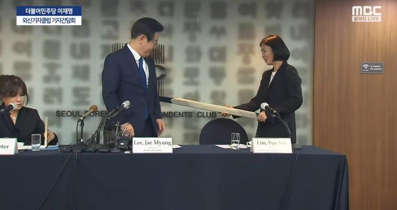 newsgongjang's tweet photo. 외신 기자단에서... 이재명 대표에게 '우산을 선물해준이유!' https://t.co/Hz6GNQw8Xc
