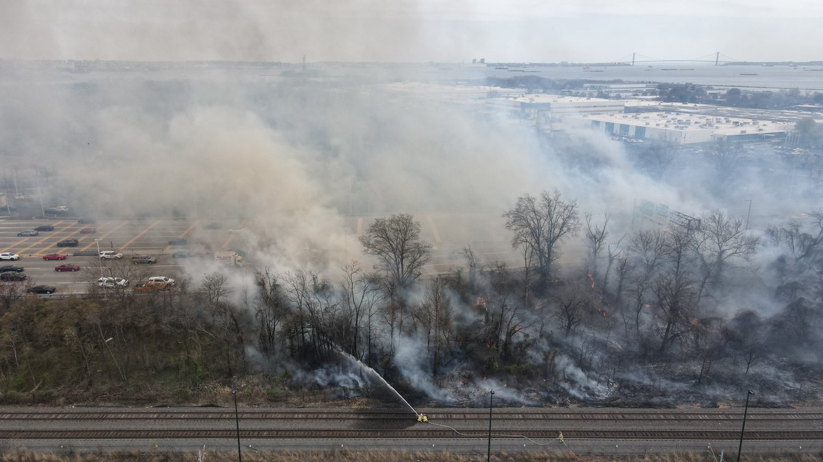 jerseyjournal's tweet photo. 6-alarm brush fire in #JerseyCity βthreatens to jump the Turnpikeβ extension https://t.co/uwmODwc6wj
@JCFD3FireInfo #JCFD @JerseyCity @StevenFulop https://t.co/n2He8MPtlh