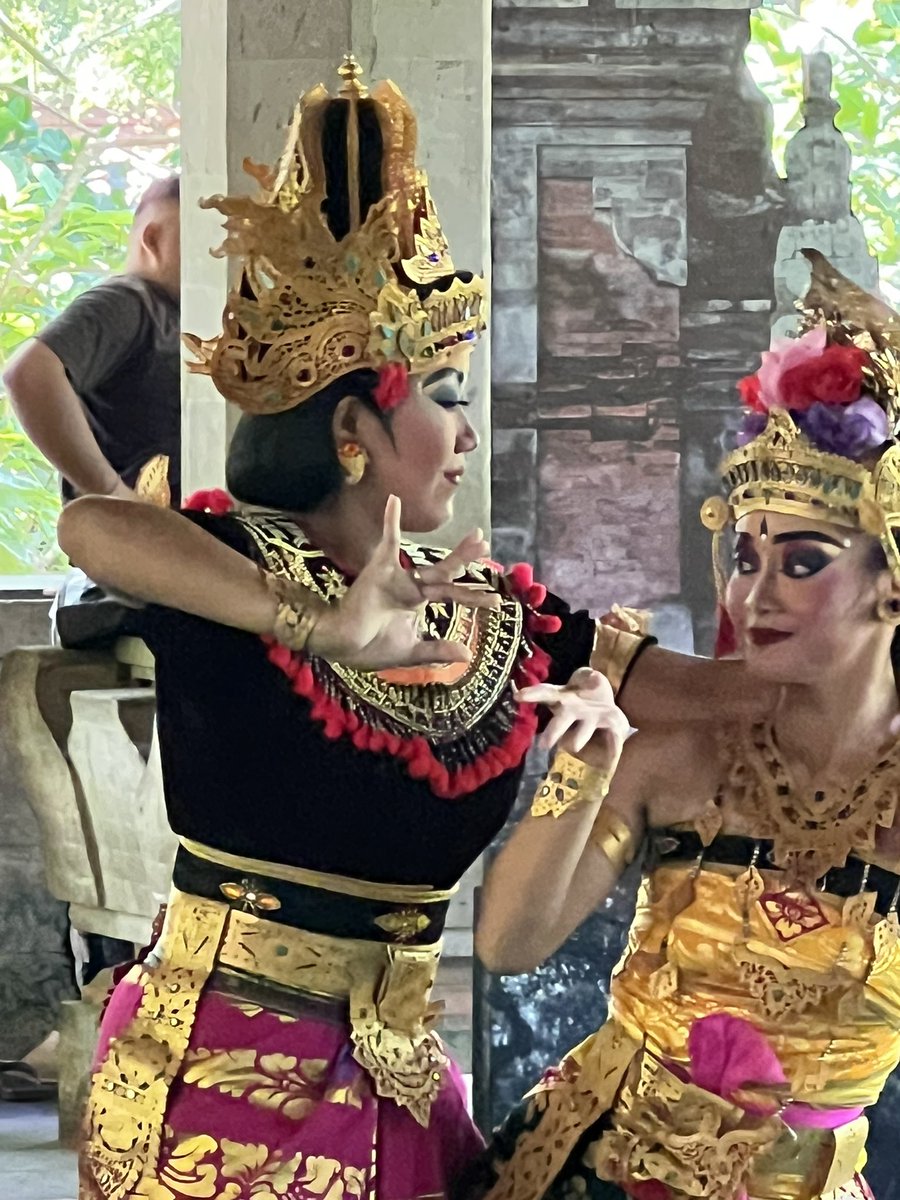 Balinese dancers are beautiful to watch. I don’t know how they move their fingers the way they do!
.
.
#balinesedance #bali #taksu #balinese #nakbaline #art #balineseculture #culture #taribali #visitbali #preginabalii #indonesia #budaya  #balinesegirl #balinesepeople #nature