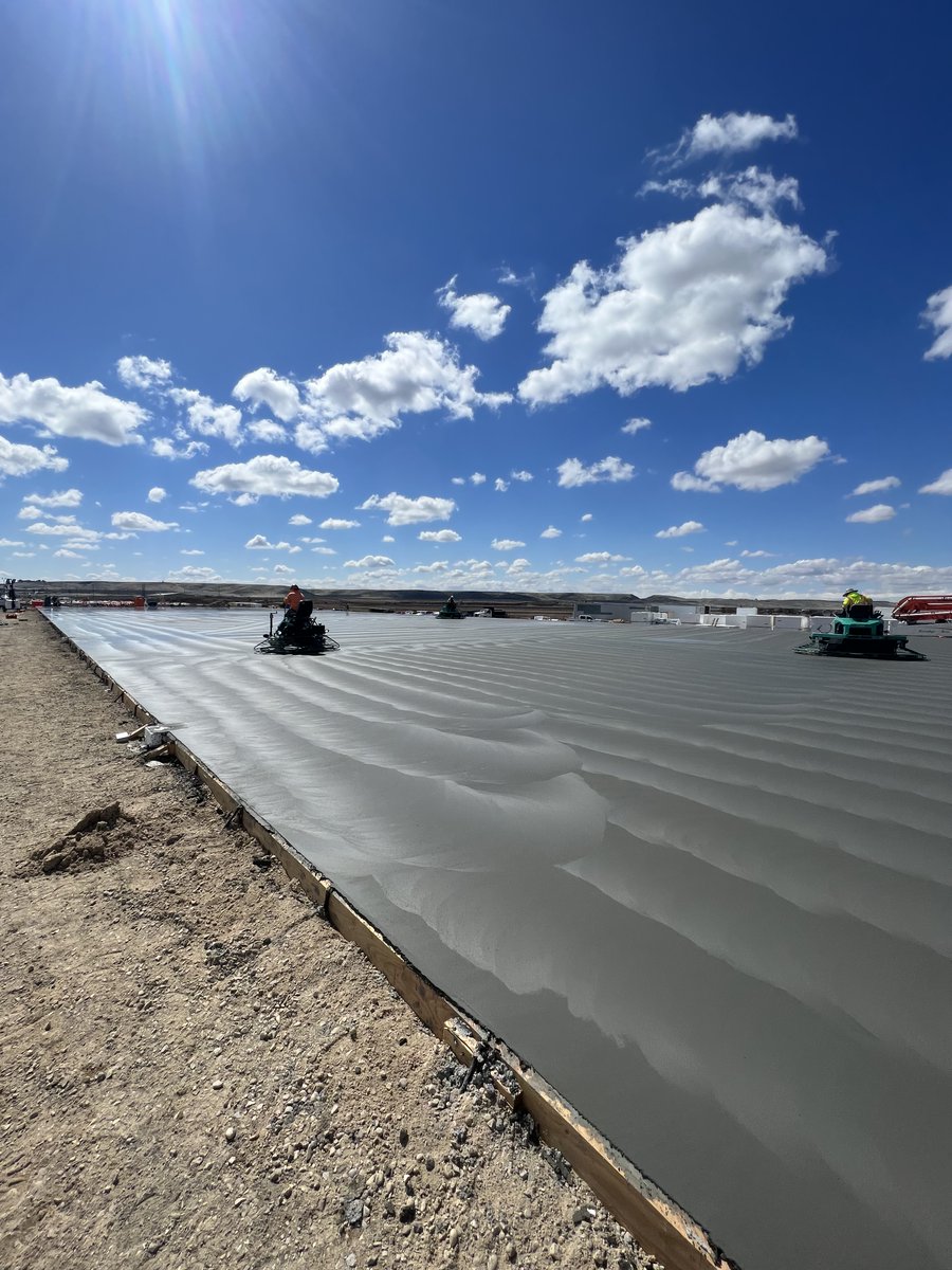 ConcreteStrateg's tweet photo. Our team is busy in Boise, ID working with Brinkmann Constructors to complete another fabulous project. We placed &amp; finished 145,000 sq. ft. of concrete in just 3 days! 2 slab on grade pours down, 2 to go. #moretothepour #concrete #concretepour #concreteconstruction #slabongrade https://t.co/5EIXrve4ZQ