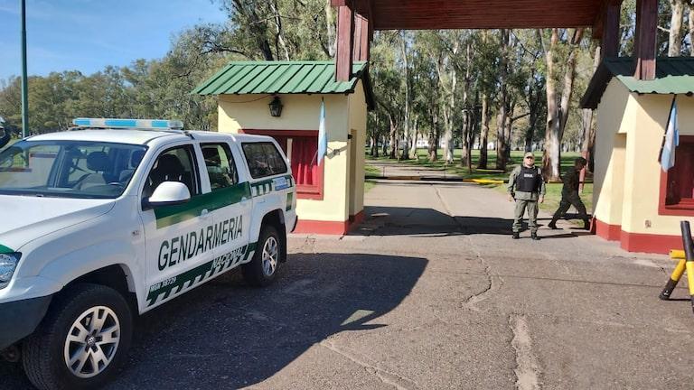 LANACION's tweet photo. Abuso sexual en el cuartel. Allanan el Escuadrón de Caballería de Gualeguaychú; detienen a un sargento y al jefe que lo encubrió https://t.co/SfI0koM2OI https://t.co/Q1rQZMRnsH