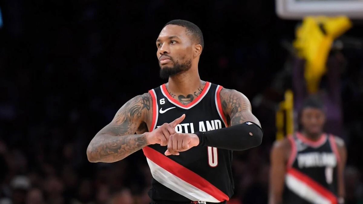 ClassyDameFan's tweet photo. Damian Lillard vs Donovan Mitchell:

✅32.2 PPG | 28.3 PPG
✅4.8 RPG | 4.3 RPG
✅7.3 APG | 4.4 APG
✅64.5% TS | 61.4% TS
✅16 DD | 5 DD
✅2 TD | 0 TD
✅3 50 PT GMS | 1 50 PT GMS

someone plz explain to me how Mitchell is 1st team over Dame other than "team record"🤓🤓🤓 https://t.co/FpHkYPlLVl