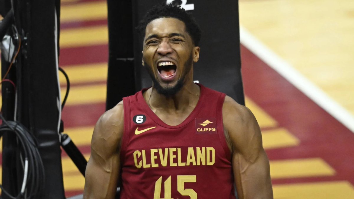 ClassyDameFan's tweet photo. Damian Lillard vs Donovan Mitchell:

✅32.2 PPG | 28.3 PPG
✅4.8 RPG | 4.3 RPG
✅7.3 APG | 4.4 APG
✅64.5% TS | 61.4% TS
✅16 DD | 5 DD
✅2 TD | 0 TD
✅3 50 PT GMS | 1 50 PT GMS

someone plz explain to me how Mitchell is 1st team over Dame other than "team record"🤓🤓🤓 https://t.co/FpHkYPlLVl
