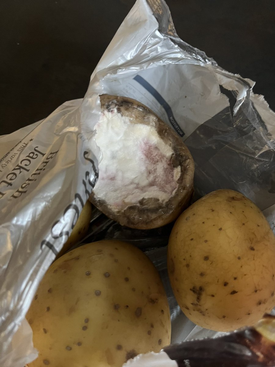 amb220678's tweet photo. @Tesco mouldy potato delivered last night - not very finest 😬 https://t.co/qRHHkCtdGk