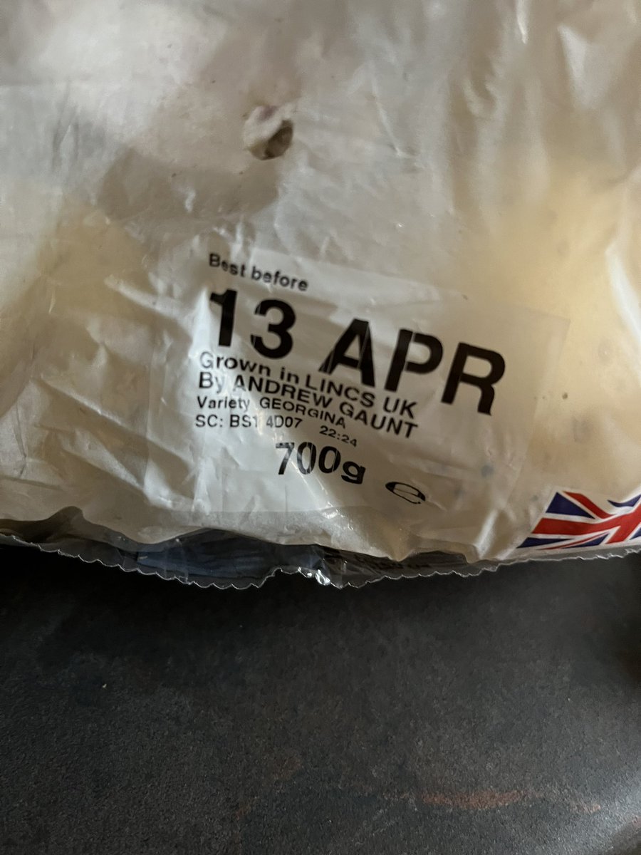 amb220678's tweet photo. @Tesco mouldy potato delivered last night - not very finest 😬 https://t.co/qRHHkCtdGk