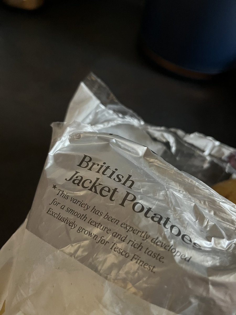 amb220678's tweet photo. @Tesco mouldy potato delivered last night - not very finest 😬 https://t.co/qRHHkCtdGk