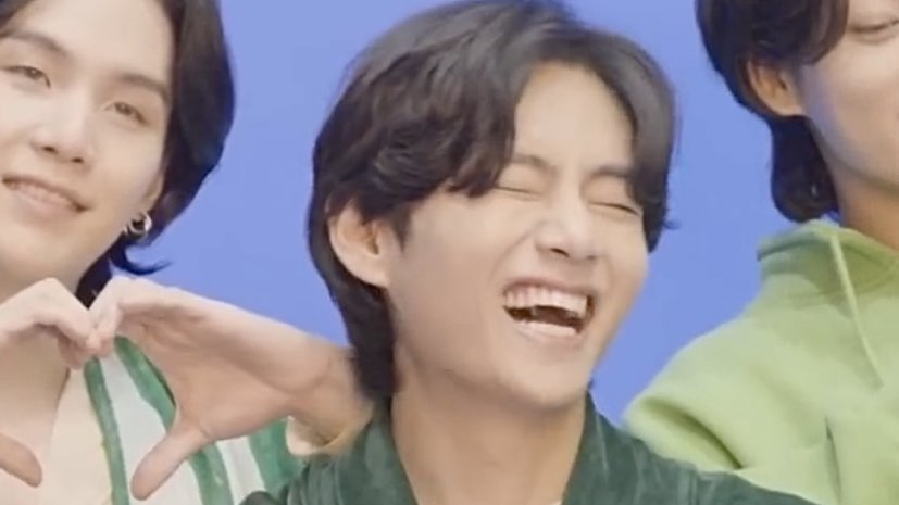 DailylofV's tweet photo. Taehyung’s smile 🥺🫶🏻 https://t.co/KAXkF8bTOs