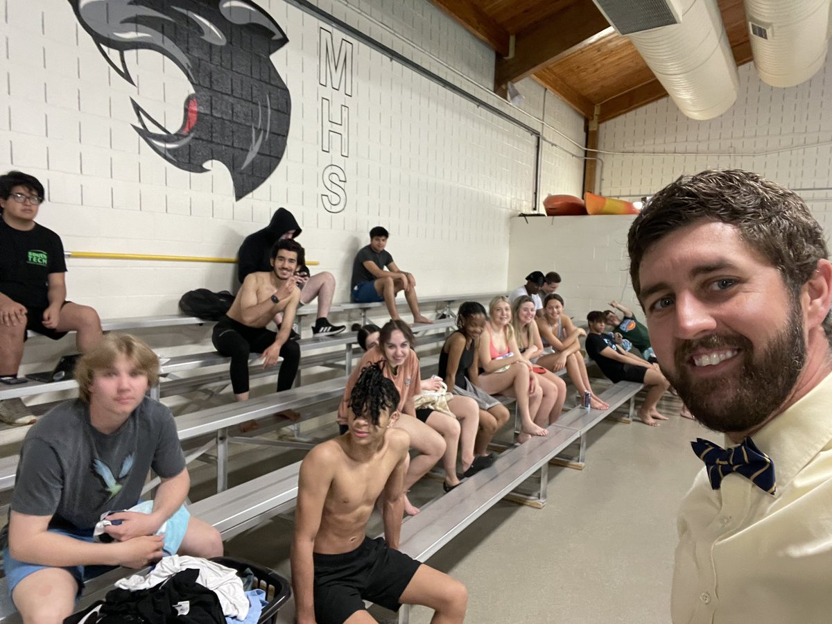 senormarkmac's tweet image. Adventure &amp;amp; Outdoor Pursuits kicked off #bowtietuesday with kayaking in @Mehlville_HS pool #WeAreMehlville