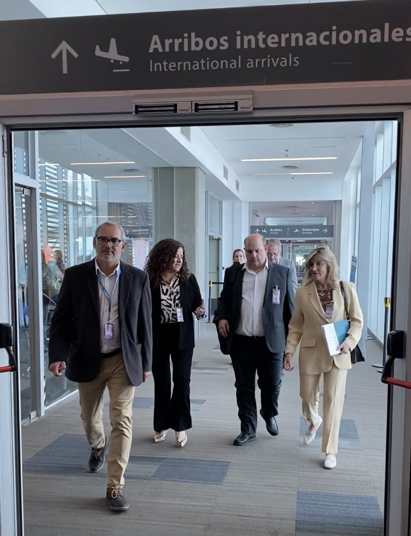 mendoza_tur's tweet photo. La ministra de Cultura y Turismo, Nora Vicario, junto al presidente de Aerolíneas Argentinas, Pablo Ceriani,
participaron de esta ceremonia en el  📍Aeropuerto Internacional “El Plumerillo” ✈️

#MasConectividad #TeDeseoLoMejor https://t.co/9H8CzgsUPv