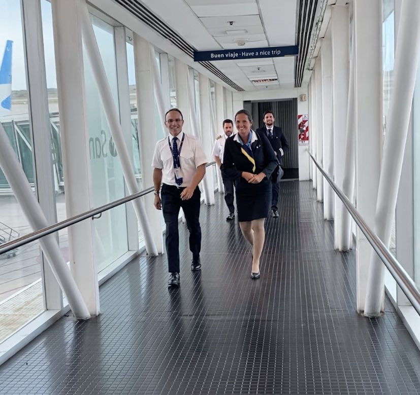 mendoza_tur's tweet photo. La ministra de Cultura y Turismo, Nora Vicario, junto al presidente de Aerolíneas Argentinas, Pablo Ceriani,
participaron de esta ceremonia en el  📍Aeropuerto Internacional “El Plumerillo” ✈️

#MasConectividad #TeDeseoLoMejor https://t.co/9H8CzgsUPv