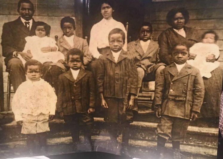 Old family photo. @colorize_bot, do your thing!

 #familyportrait #BlackFamilies #ancestry #blackandwhite