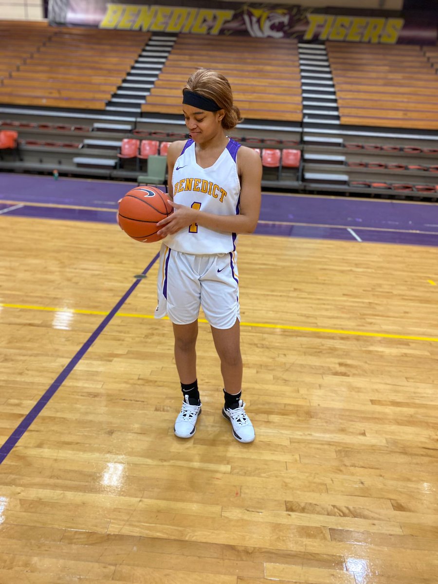 Olive-Harvey Women’s Basketball Program would like to welcome shooting guard Kapri Williams.  Kapri starred at Morgan Park High School and went on to play her freshman year at Benedict College in South Carolina as she played in 24 games with 5 starts and the team won the SIAC