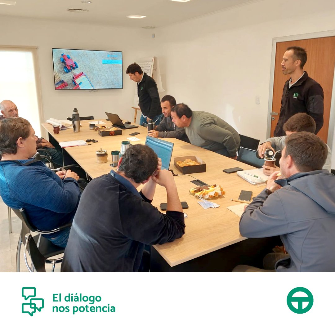 TomasHnos's tweet photo. #ElDiálogoNosPotencia 💬💪 
Junto a @trybusagro analizamos la campaña de fina 22/23 y proyectamos la nueva campaña de siembra de #trigo y #cebada. Toma de muestra de suelo para ver humedad en el perfil y así encarar una correcta estrategia de manejo de cultivo 
#SiembrasAsociadas https://t.co/dG7BfPTQIJ