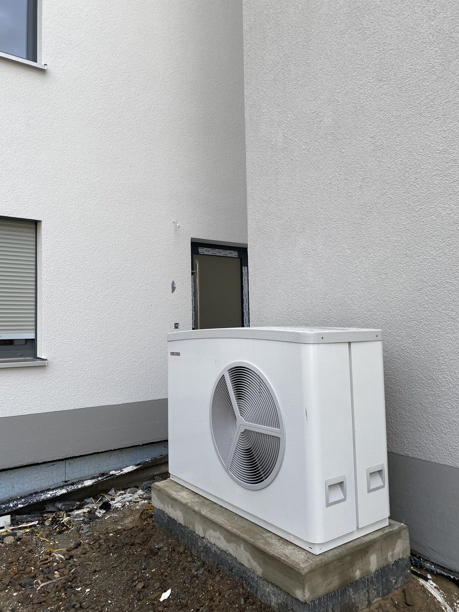 Net_Schmelter's tweet image. Hinterm Haus meiner Eltern summt jetzt eine Wärmepumpe. Vorher hatten wir Lagerfeuer im Wohnzimmer. #Fortschritt und #Entfremdung