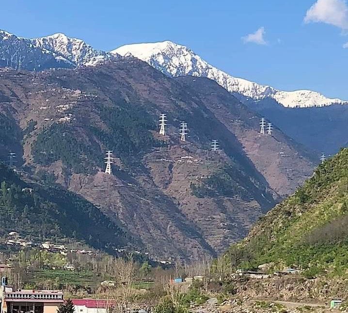 بالاکوٹ : کاغان میں سکی کناری ہائیڈرو پروجیکٹ سے بجلی کی سپلائی کے کیے ہیوی ٹرانسمیشن لائن کی تنصیب پر کام تیزی سے جاری ہے ۔ بالاکوٹ کے پہاڑوں پر ہیوی ٹرانسمیشن کے کھمبے لگائے جا رہے ہیں ۔ 
#CPEC