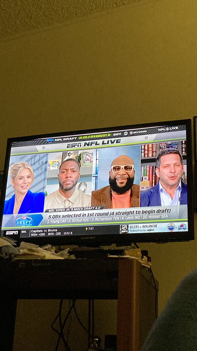 DeQuonDeWonK's tweet photo. Watching my favorite show on tv ๐บ you already know #NFLLive #ESPNNFLLive #ESPN @ESPNNFL @espn with the host @LauraRutledge ๐๐๐๐๐ and the boys, the bros, my guys @mspears96 @Realrclark25 @AdamSchefter @MelKiperESPN ๐๐พ๐๐พ๐๐พ๐๐พ๐๐พ #NFLDraft2023 coming soon wuddup guys https://t.co/Qt6PM8vzHn