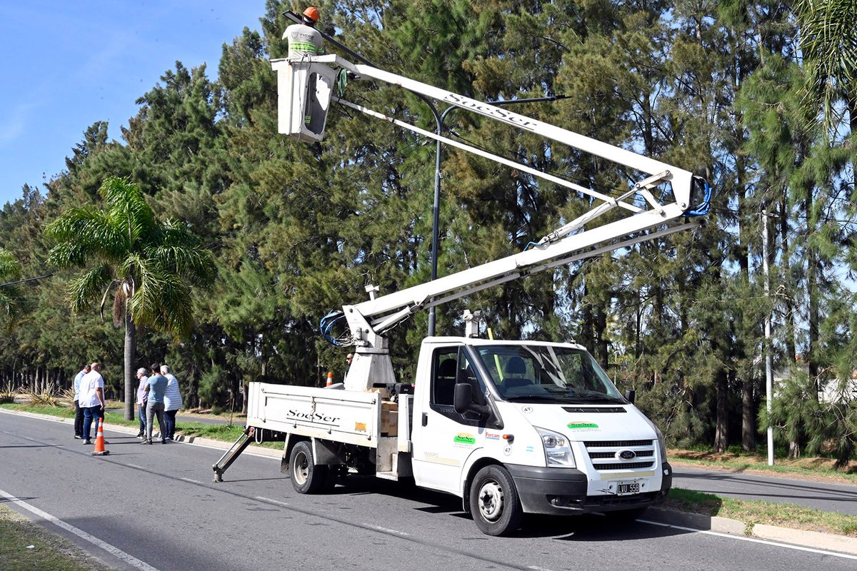 ZamoraJulio's tweet photo. Estuvimos en #Benavídez, donde reemplazamos 250 artefactos de sodio por luces led de 180 watts sobre la Av. Dean Funes. También colocamos reductores de velocidad sobre el Boulevard de Todos los Santos, sumado a 700 mts de nuevas veredas vecinales.
#RecorriendoTigre. https://t.co/uSc3v7Cr27