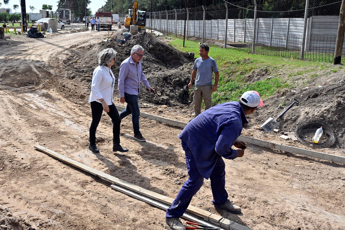 ZamoraJulio's tweet photo. Nos acercamos a observar la renovación de la calle Barbarita, una obra de 2300 mts longitudinales, que incluye a su vez una importante obra hidráulica para mejorar el drenado de las lluvias y la construcción de una dársena para ordenar el tránsito.
#RecorriendoTigre https://t.co/HSgogeSpEi