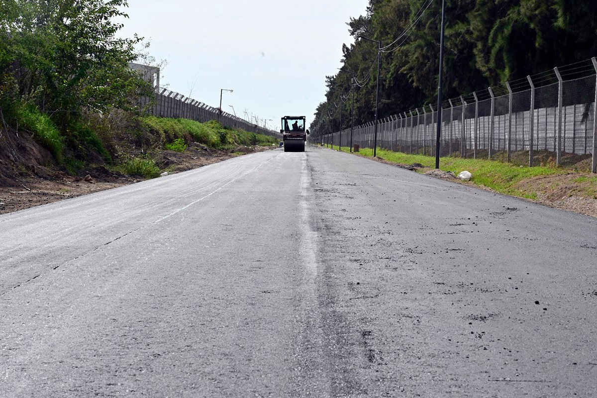 ZamoraJulio's tweet photo. Nos acercamos a observar la renovación de la calle Barbarita, una obra de 2300 mts longitudinales, que incluye a su vez una importante obra hidráulica para mejorar el drenado de las lluvias y la construcción de una dársena para ordenar el tránsito.
#RecorriendoTigre https://t.co/HSgogeSpEi