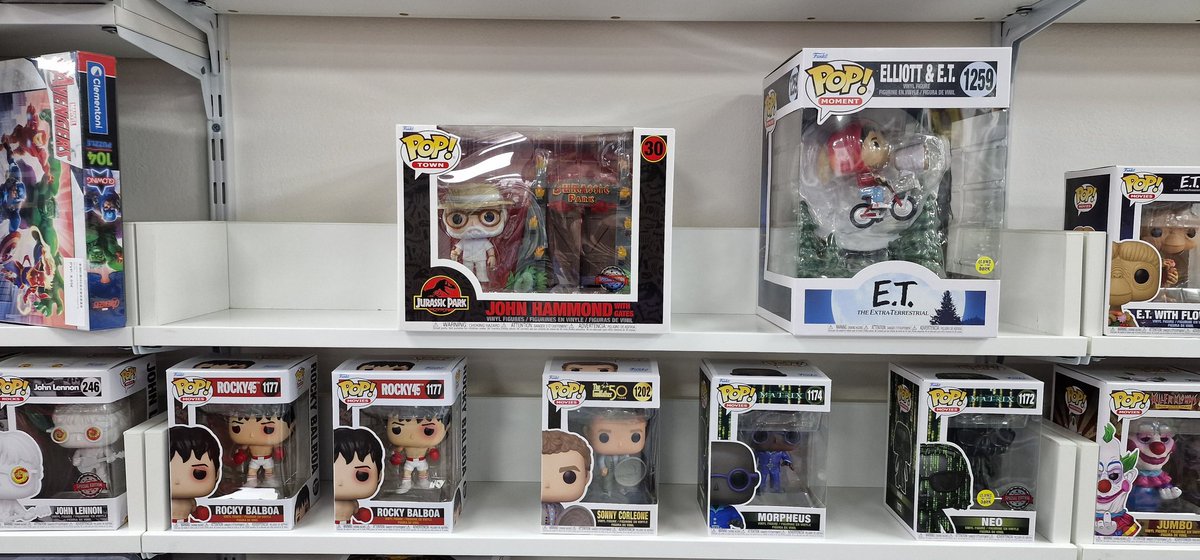 JurassicWorld_4's tweet photo. Hoy ha tocado visita a @GXtore y mirad la preciosidad que tienen. Lógicamente se ha venido conmigo. Para los que no los conozcáis esta tienda situada en Parla es el paraíso de los funkos y merchandising del mundo friki!!!. https://t.co/dkthiFLvbZ
