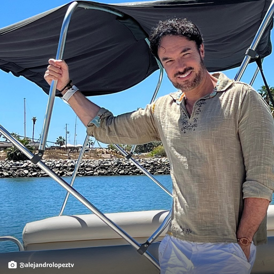 TelemundoIntl's tweet photo. ¿Quién más está list@ para dar un paseo en barco con nuestro #SuperJavi? 🤩♥️ Él es el capitán 🚣
📷: @alejandrolopeztv https://t.co/J28EJtCKfB