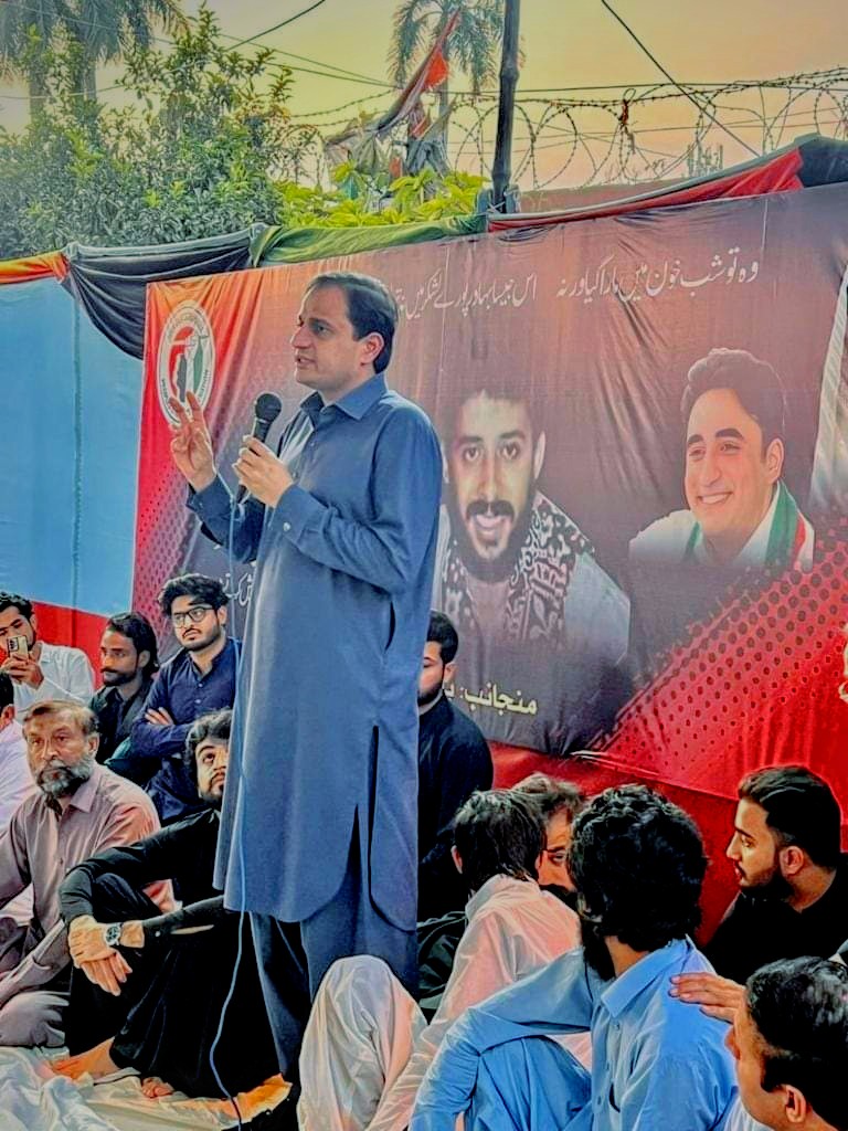 omersiddiqui55's tweet photo. PSF "AIT Unit" Attended 33th Death Anniversary of #ShaheedNajeeb at People's Secretariat Karachi PPP leader's & workers present.
#PSFEast #PSFKARACHI #PPPDigital https://t.co/CBT3A4vI1O