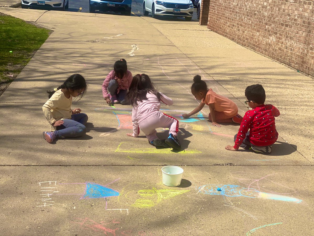 MrsDoyleSD54's tweet photo. Guided Discovery 😎 #playinginthesun #kindergartenfun #wearemuir #muirmoments #sd54
 #hopscotch https://t.co/jw2vQxId8R