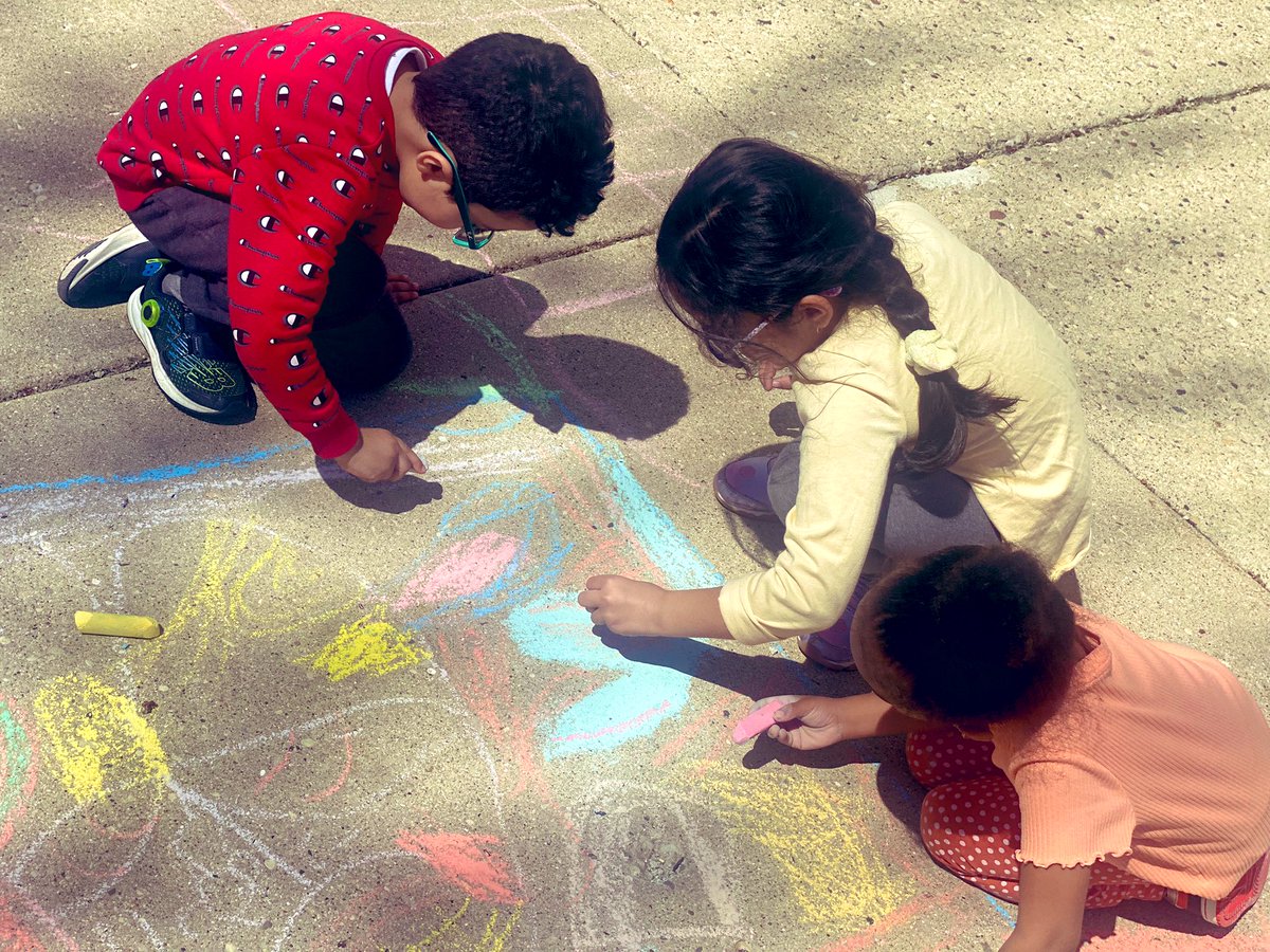 MrsDoyleSD54's tweet photo. Guided Discovery 😎 #playinginthesun #kindergartenfun #wearemuir #muirmoments #sd54
 #hopscotch https://t.co/jw2vQxId8R