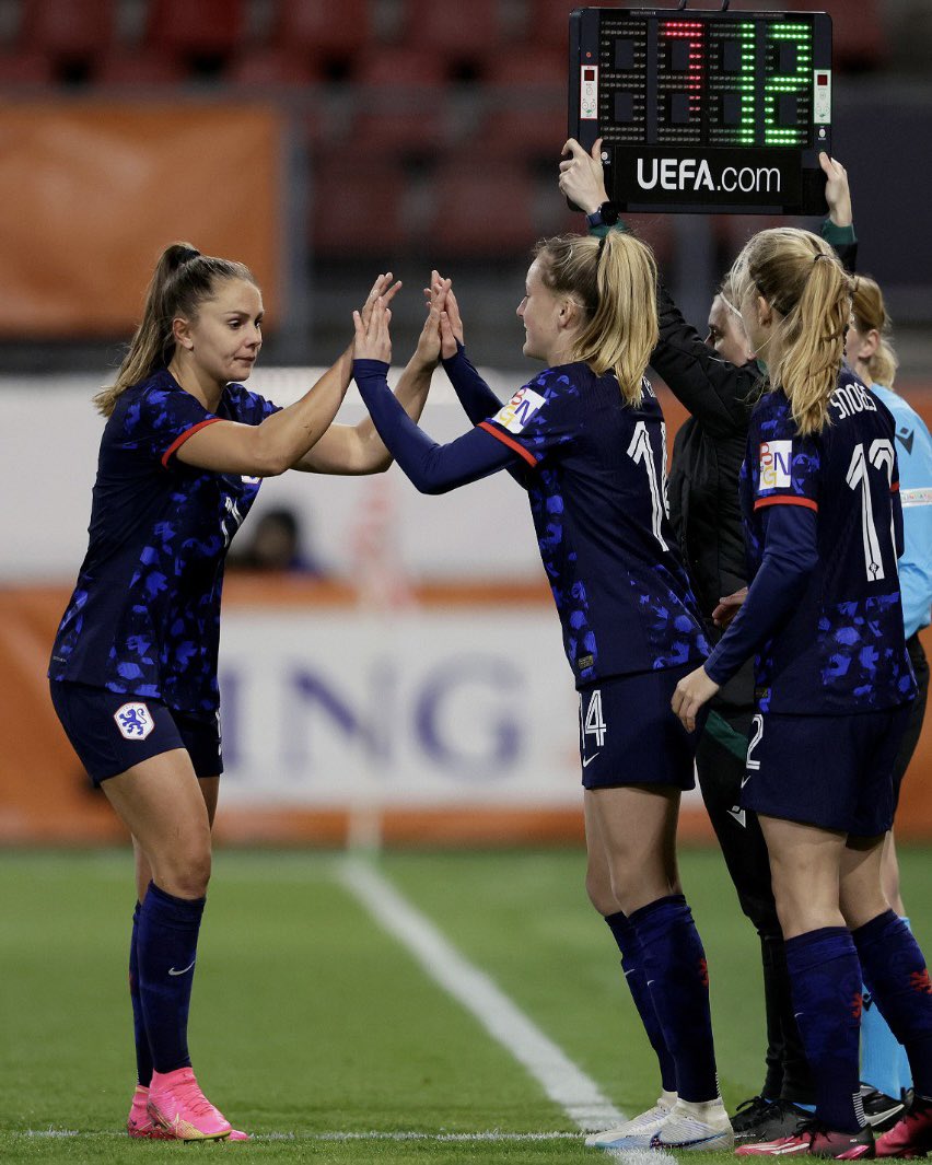 flowsports's tweet photo. A special moment! First international cap for the @oranjevrouwen at 17 🧢 

Congratulations, @wieke_kaptein ✨

(📸: KNVB Media) https://t.co/MxeOzP7JGt