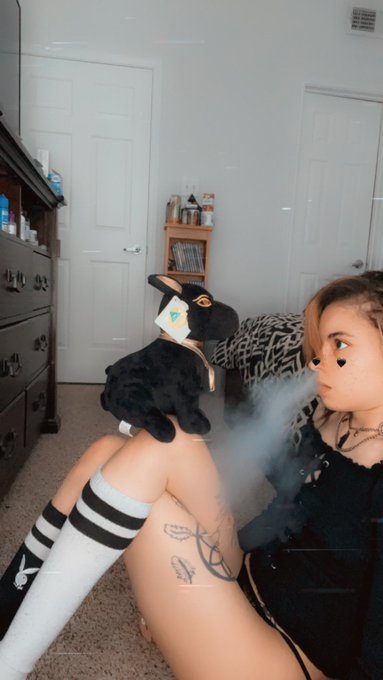 Just relaxing with my little Anubis 😍 https://t.co/Agfy5iNRMb