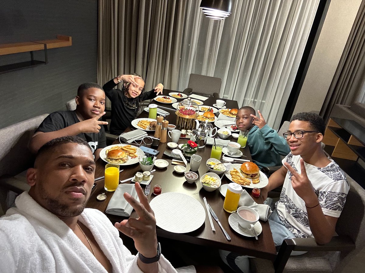 anthonyjoshua's tweet photo. Family feast 🍔🍕🥗 https://t.co/ltBkmXUCsk